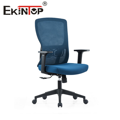 Ergonomiczne krzesło biurowe z niebieską obrotową siatką Uniwersalne do prac biurowych