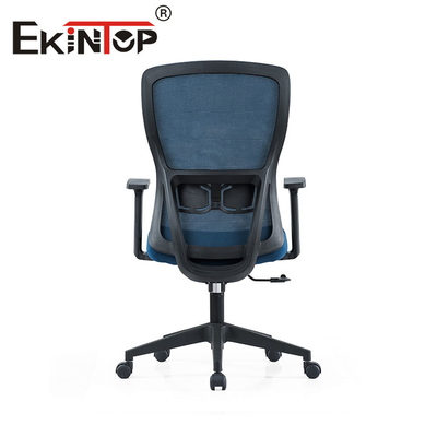Ergonomiczne krzesło biurowe z niebieską obrotową siatką Uniwersalne do prac biurowych