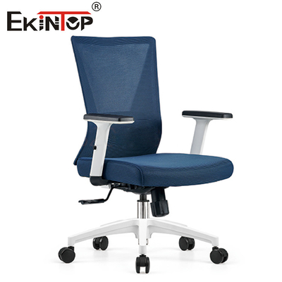Niebieskie ergonomiczne siatkowe krzesło biurowe z regulowanymi ramionami