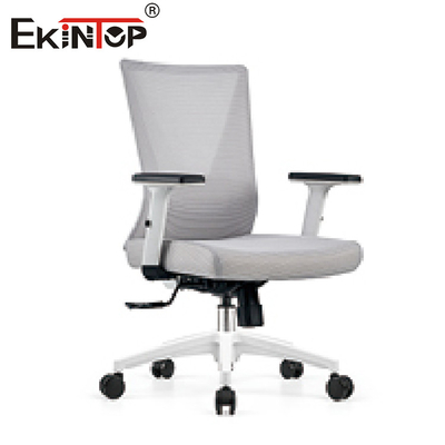 Niebieskie ergonomiczne siatkowe krzesło biurowe z regulowanymi ramionami