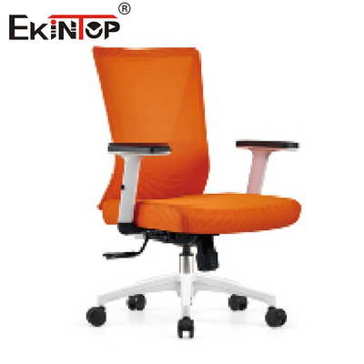 Niebieskie ergonomiczne siatkowe krzesło biurowe z regulowanymi ramionami