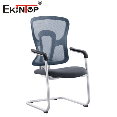 Współczesne ergonomiczne krzesło biurowe z siatki na biurko bez kółek