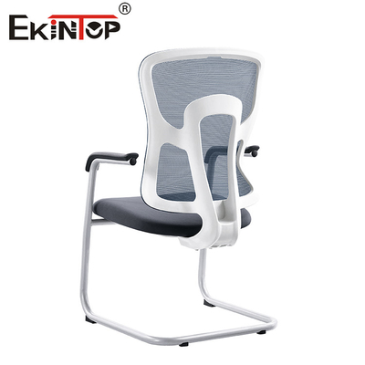 Współczesne ergonomiczne krzesło biurowe z siatki na biurko bez kółek