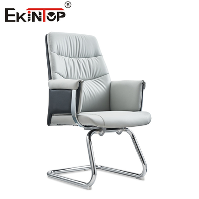 Nowoczesne, ergonomiczne krzesło biurowe z białej skóry. Elegancki styl i wyjątkowy komfort
