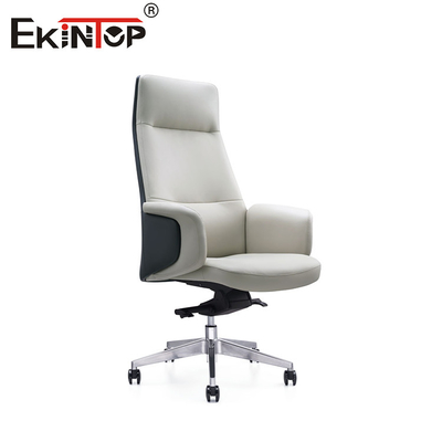 Stylne i ergonomiczne białe skórzane krzesło w minimalistycznym współczesnym stylu