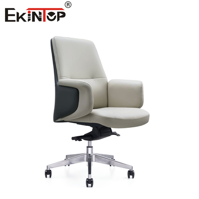 Stylne i ergonomiczne białe skórzane krzesło w minimalistycznym współczesnym stylu