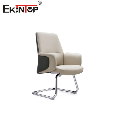 Stylne i ergonomiczne białe skórzane krzesło w minimalistycznym współczesnym stylu