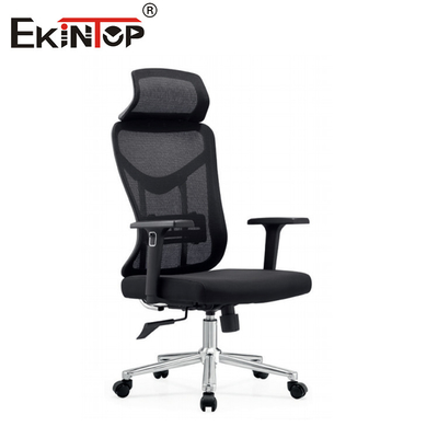 Czarne stolik biurowy z wysokim plecami, regulowany ergonomicznie, w sieci, nowoczesny styl