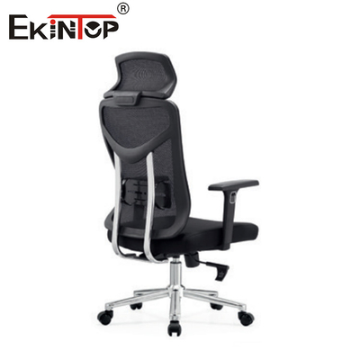 Czarne stolik biurowy z wysokim plecami, regulowany ergonomicznie, w sieci, nowoczesny styl