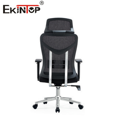 Czarne stolik biurowy z wysokim plecami, regulowany ergonomicznie, w sieci, nowoczesny styl