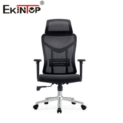 Czarne stolik biurowy z wysokim plecami, regulowany ergonomicznie, w sieci, nowoczesny styl