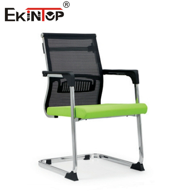 Ergonomiczne krzesło biurowe z metalową podstawą z materiału siatkowego