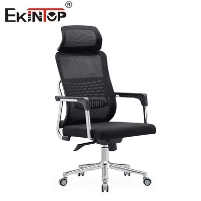 Czarne ergonomiczne krzesło biurowe o wysokiej siatce z obrotową funkcją