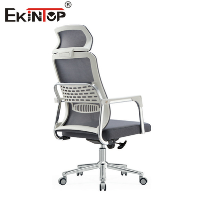 Ergonomiczne krzesło biurowe z materiałem szarej siatki i oparciem na głowę