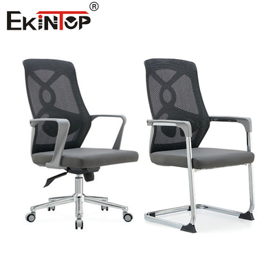 Szary ergonomiczny nowoczesny krzesło biurowe z plecami i podłogami