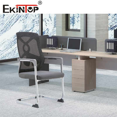 Szary ergonomiczny nowoczesny krzesło biurowe z plecami i podłogami