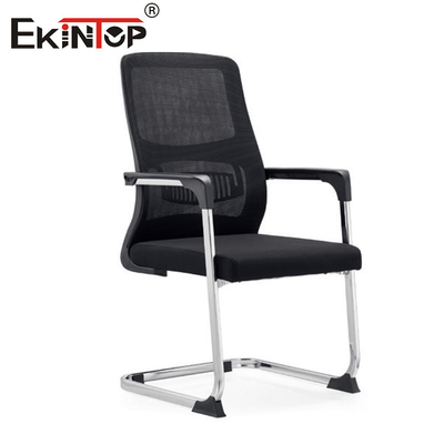 Ergonomiczne krzesło biurowe z siatką i podłokietnikami w nowoczesnym stylu