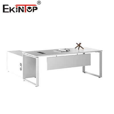 Biuro z metalowymi nogami meble w minimalistycznym stylu