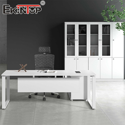 Biuro z metalowymi nogami meble w minimalistycznym stylu
