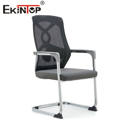 Szary ergonomiczny nowoczesny krzesło biurowe z plecami i podłogami